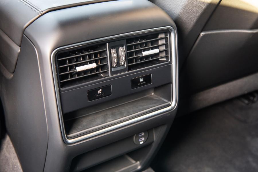 Детали интерьера Porsche Cayenne Turbo Coupe 2019 года  (NA) (фото 12 из 40)